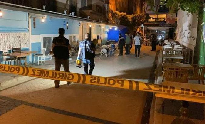 İzmir'de eğlence mekanı önünde silahlı kavga: 2 yaralı