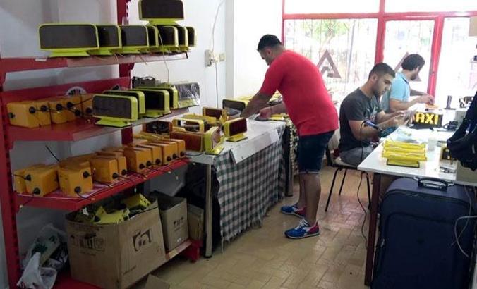 20 metrekarelik dükkanda ürettiği tepe lambalarını Avrupa'ya yolluyor