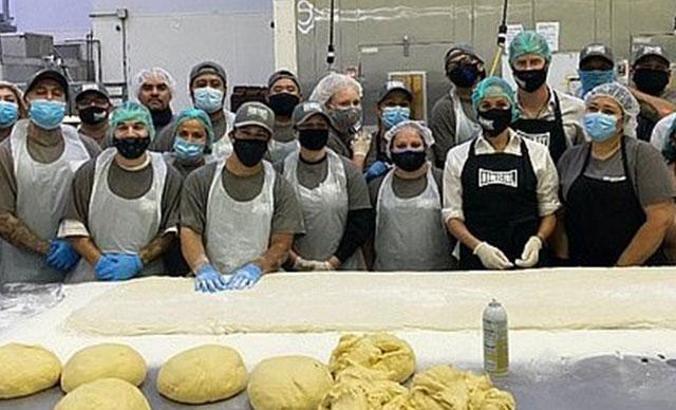 Prens Harry ve Meghan eski çete üyelerinin kurduğu fırında ekmek pişirdi