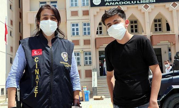 Polis memuru 'koş oğlum' dedi son 1 dakika kala sınava yetiştirdi