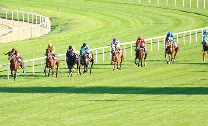 Atlar, sağlık çalışanları için piste çıktı