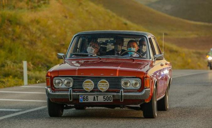 Cumhurbaşkanı Yardımcısı Oktay, hemşehrisinin klasik otomobilini kullandı