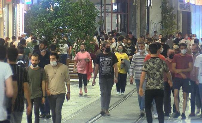 İstiklal Caddesi Maçka Parkı ve Bebek Sahili'nde akşam kalabalığı