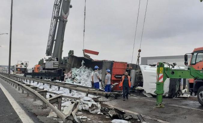 TEM'de TIR devrildi, yol ulaşıma kapandı