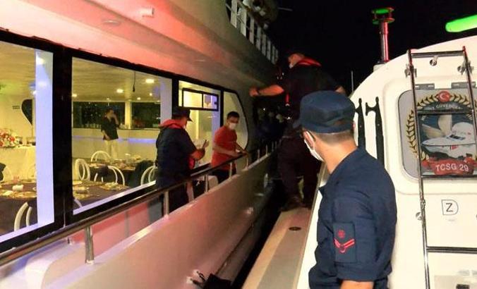 İstanbul Boğazı'nda teknelerde koronavirüs denetimi