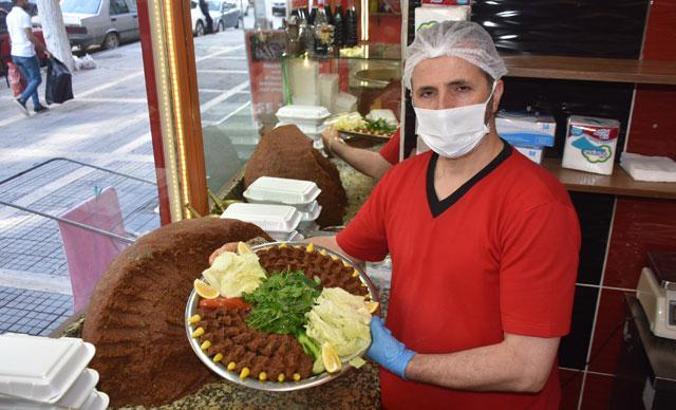 Ustaları, sağlıklı ve kaliteli çiğ köftenin püf noktalarını anlattı