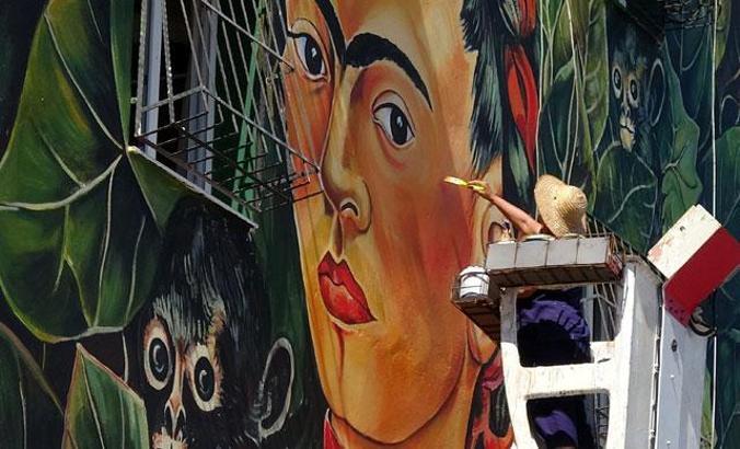 40 derece sıcakta 'Frida Kahlo'nun eserini resmediyor