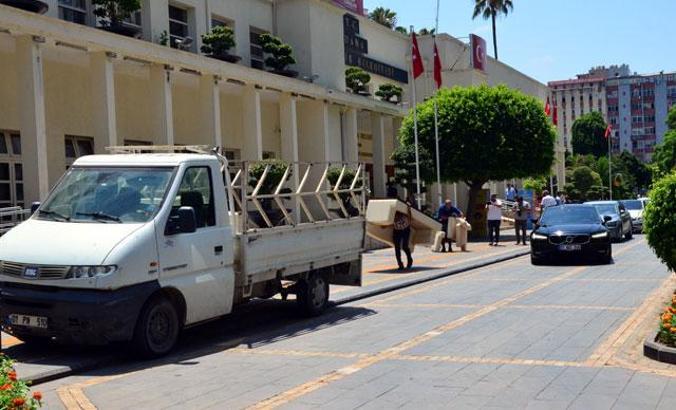 Adana Büyükşehir Belediyesi'ne 'icra' şoku: Başkanlık makamındaki eşyalara el konuldu