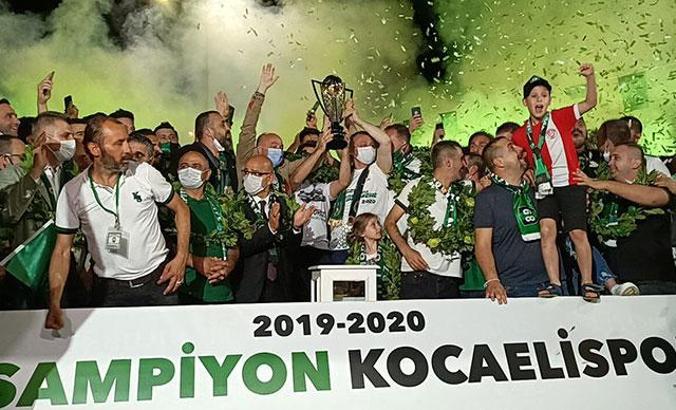 Kocaelispor'un şampiyonluğu denizde ve kentte coşkuyla kutlandı