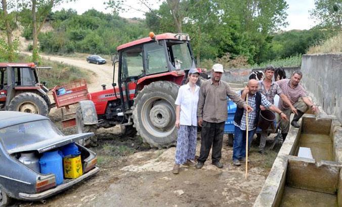 Tekirdağ'da köylüler, traktör ve araçlarla su taşıyor