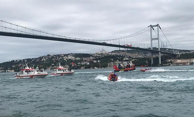 Kıyı Emniyeti gemilerinden Boğaz'da saygı geçişi