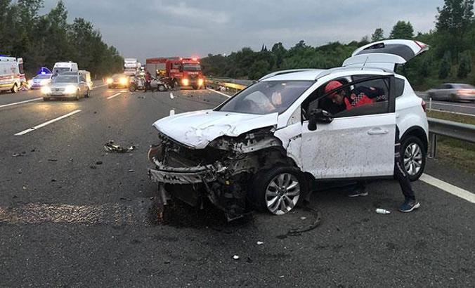 Otoyolda arıza yapan otomobil, zincirleme kazaya neden oldu: 2 ölü, 5 yaralı