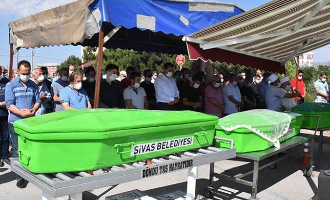 Ankara'daki kazada ölen çift ve torunları Sivas'ta toprağa verildi