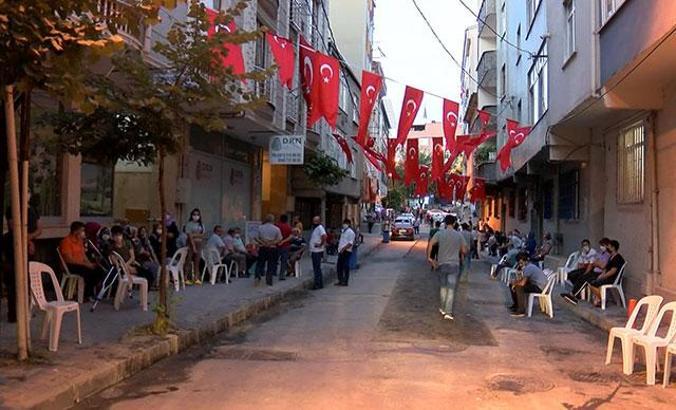 Bağcılar'da şehit olan polisin sokağına Türk Bayrağı asıldı