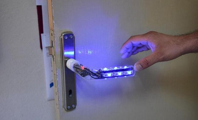 Lisenin ürettiği kapı kolunu temizleyen cihaz, virüsten koruyacak