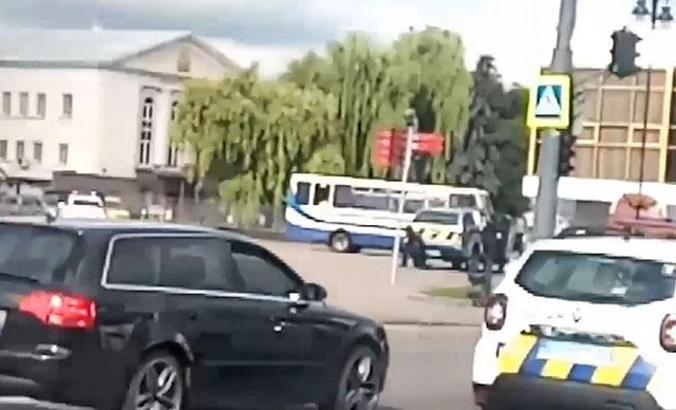 Ukrayna’da rehine krizi: Yolcu otobüsünde 20 kişiyi rehin aldı