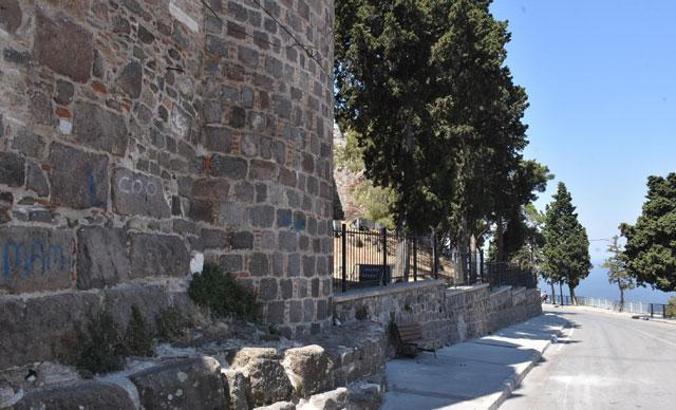 İzmir'de tarihe saygısızlık: Kadifekale'nin surları yazı tahtasına döndü