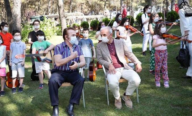 Minik müzisyenlerden Orhan Gencebay’a duygulandıran sürpriz