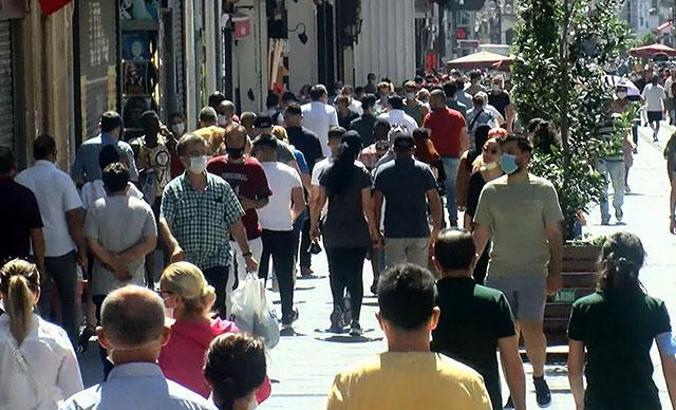Bayram öncesi İstiklal Caddesi'nde yoğunluk...  Maskesizler çoğunluktaydı
