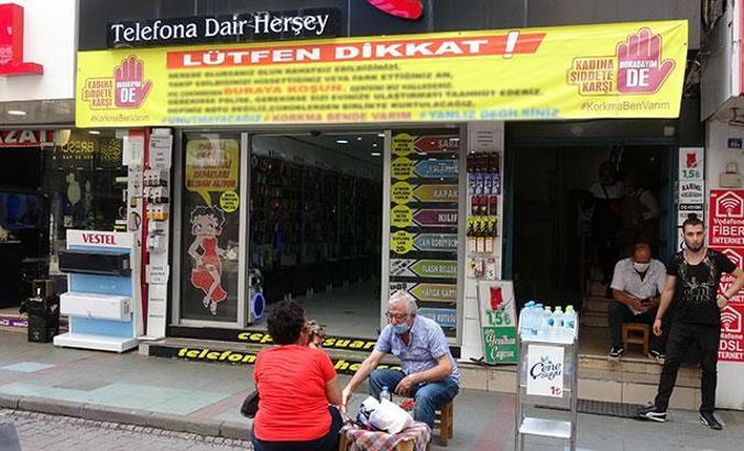 İş yerinin kapısına, tehdit altındaki kadınlar için 'Bize sığının' yazısı astılar