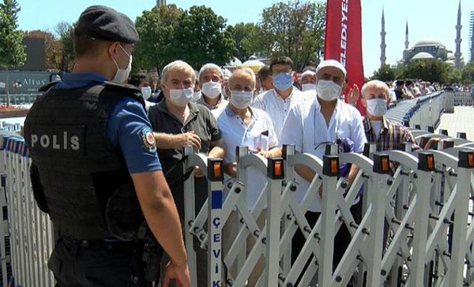 Ayasofya Camii'ne 5'inci günde yoğun ilgi: Görebilmek için Berlin'den geldik