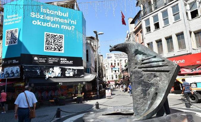 Beşiktaş’ta İstanbul Sözleşmesi’ne dikkat çekmek için dijital anıt dikildi