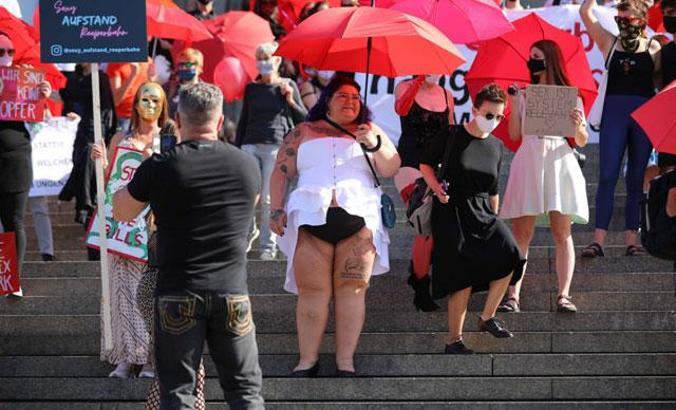 Almanya’da gece kulübü ve genelev çalışanlarından Covid-19 protestosu