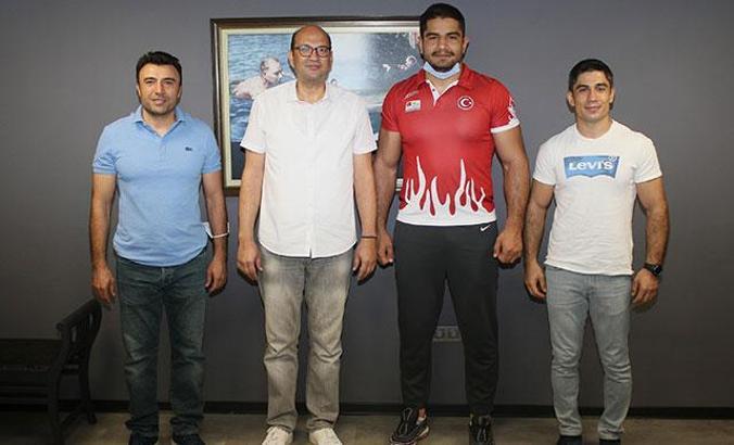 Milli güreşçi Taha Akgül'den İzmir ziyareti