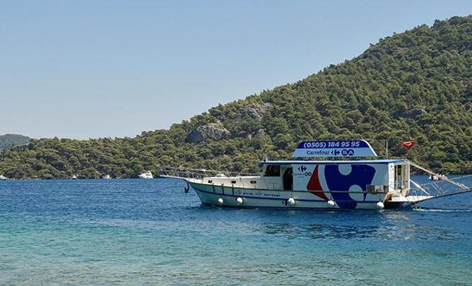 Göcek’teki market teknesi Mavi ile deniz hayatını korumaya destek