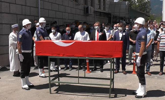 Tatilde boğulan polis memuru Özgül, son yolculuğuna uğurlandı
