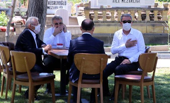 Bakan Akar, Kayseri'de anne ve babasının kabrini ziyaret etti