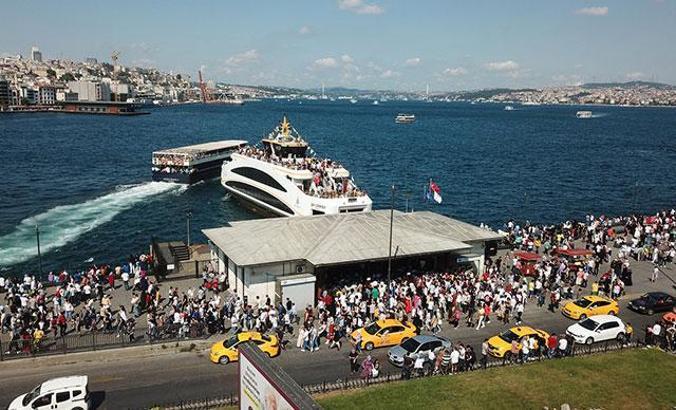 Eminönü'nde korkutan görüntü; sosyal mesafe hiçe sayıldı