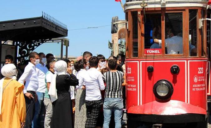 İstiklal Caddesi'nde maskesiz mesafesiz bayram yoğunluğu