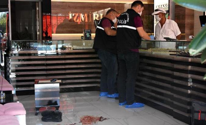 Kuyumcu, eşinin şaşırttığı soygunculardan birini vurdu, diğerini yakaladı