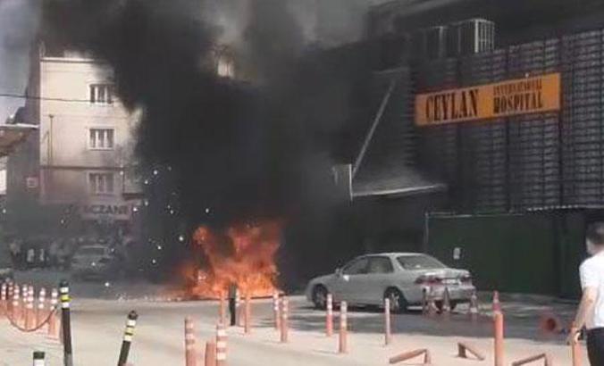 Acil servis önüne park edilen otomobilde açık unutulan oksijen tüpü, patladı