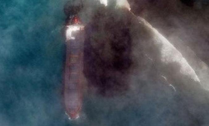Mauritius Adası’nda karaya oturan tankerden petrol sızmaya başladı