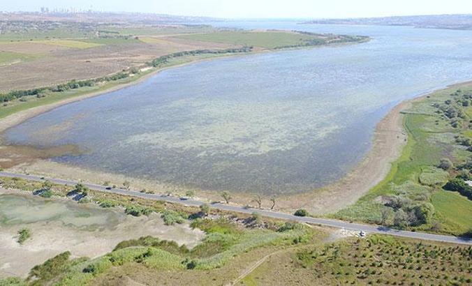 Büyükçekmece Gölü'nde su seviyesi düştü; son durum havadan fotoğraflandı