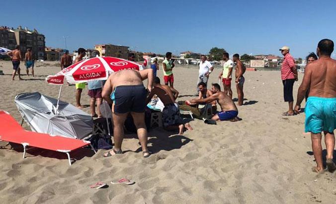 Plajda komşularını bıçakladı