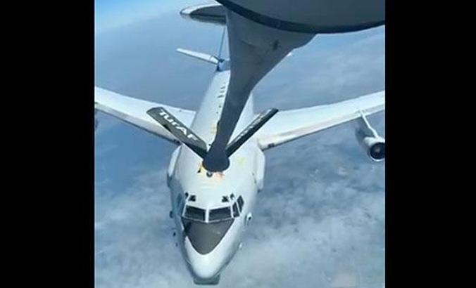 Hava Kuvvetleri'ne ait tanker uçaktan, NATO uçağına yakıt ikmali