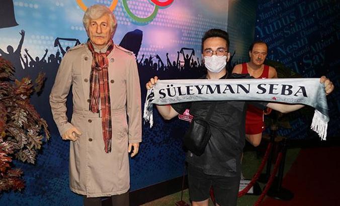 Beşiktaşlı taraftarlardan Süleyman Seba'nın balmumu heykeline ziyaret