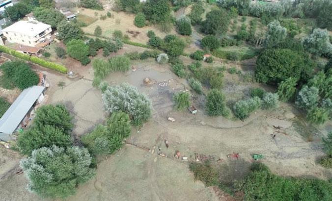 Kağıthane Deresi taştı;  pis su ve koku mahalle sakinlerini bezdirdi