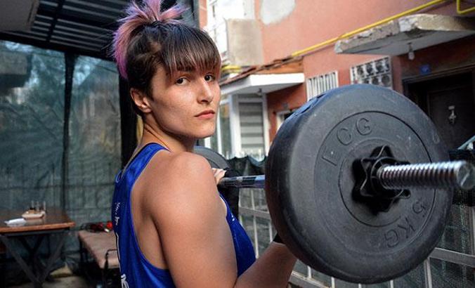 Milli sporcu Gülistan Turan, oturduğu binanın girişini spor salonuna çevirdi