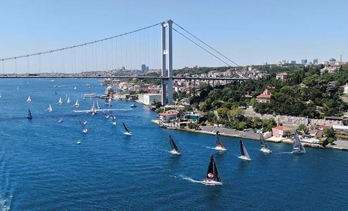 Yelkenlilerin yarışı boğazın güzelliğine güzellik kattı