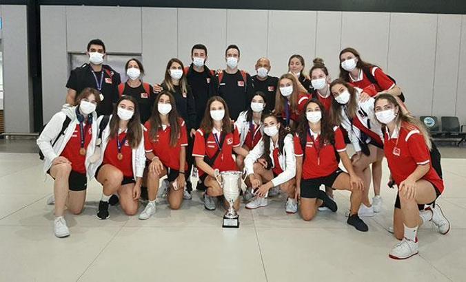 Avrupa şampiyonu olan 19 Yaş Altı Genç Kız Milli Takımı yurda döndü