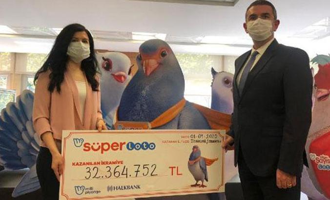 Süper Loto'dan büyük ikramiye kazanan talihli çekini teslim aldı