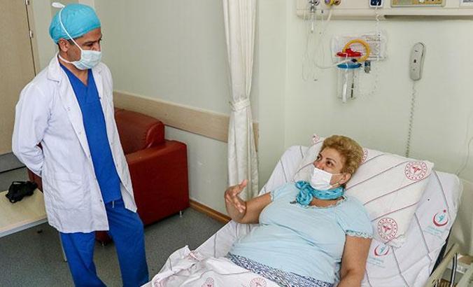 Türkiye'de ilk, dünyada 3'üncü kez uygulanan ameliyat ile 1 günde ayağa kalktı