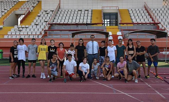 Eski milli atlet Nevin Yanıt, tecrübelerini genç sporculara aktarıyor