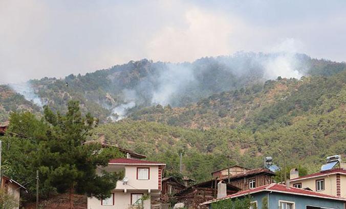 Sinop-Çorum arasındaki orman yangını sürüyor; Tahliye edilen köyde yaşayanlar sokakta sabahladı