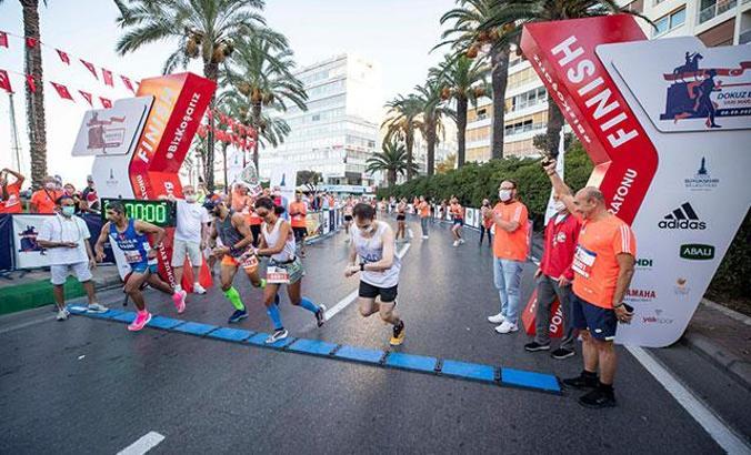 9 Eylül İzmir Yarı Maratonu pandemi önlemleriyle koşuldu