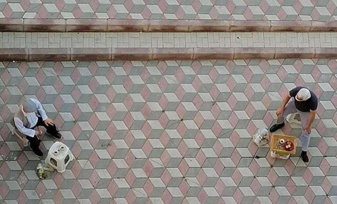 Bakan Koca'dan, sosyal mesafeli sohbet eden 2 vatandaşa teşekkür